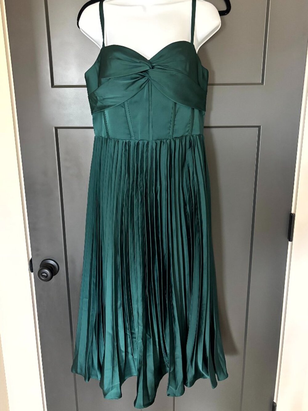 Stunning Emerald Green Spaghetti Strap Corset Style Dress